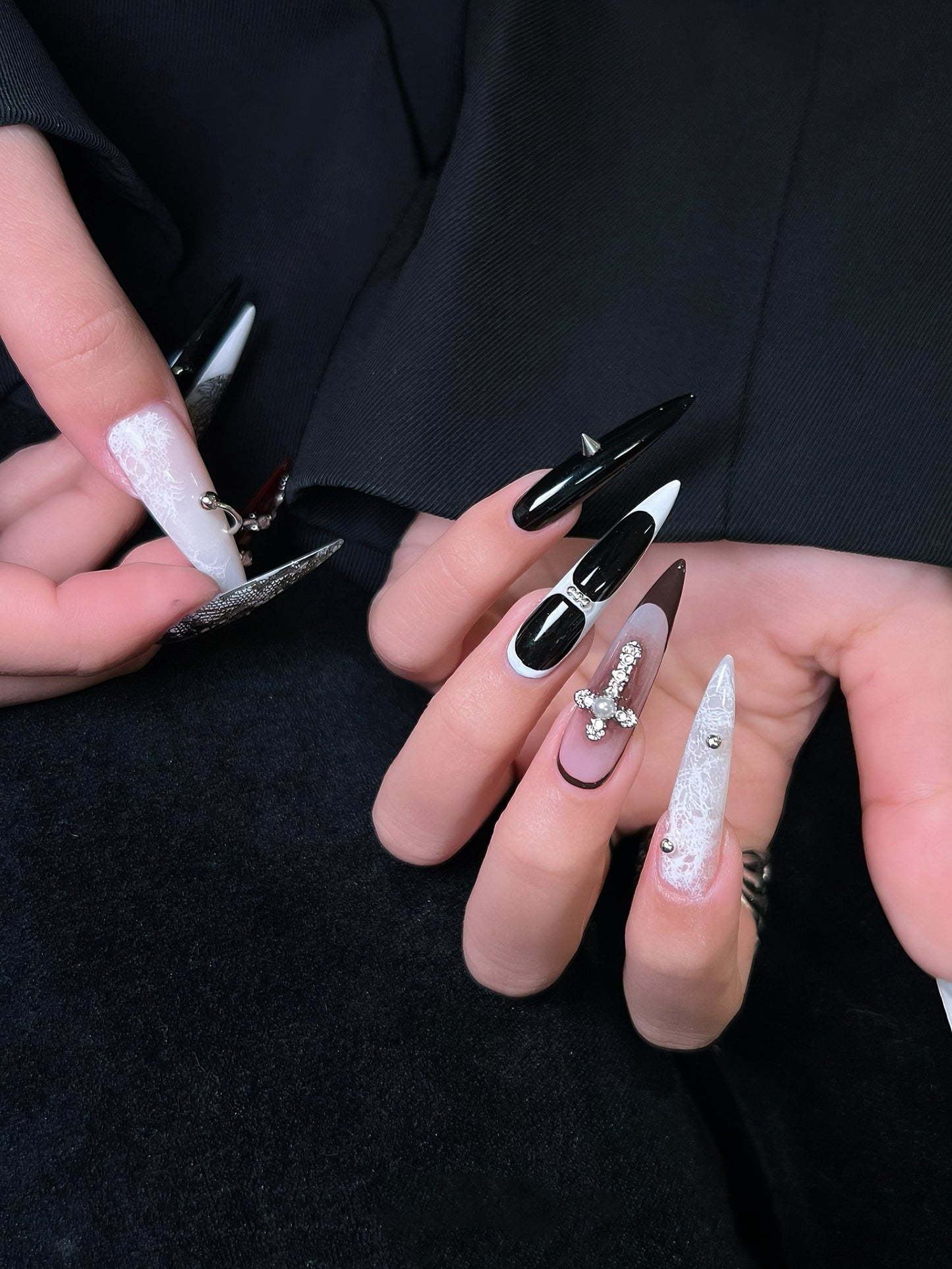 ✦ [Lavière] “Pierced Saint”